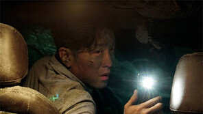 [TV속 영화관]터널에 갇혔다, 가진 건 78% 남은 배터리의 휴대전화와 생수 두 병