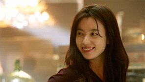 [TV속 영화관]여자-아이-노인… 자고 일어나면 변하는 男과 사랑에 빠진 女