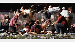 4만 관객 머리 위로 총탄이 쏟아졌다