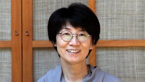 “훈민정음 세계에 알리자” 5개언어 해설서 낸 의사