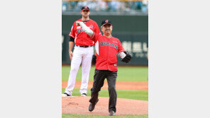 롯데의 준PO 시구자들에게 담긴 메시지