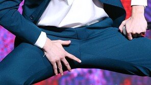 [동아포토]뉴이스트W 백호 ‘섹시산적 매력 대방출~’