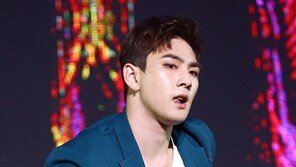 [동아포토]뉴이스트W 백호 ‘섹시산적의 안무’