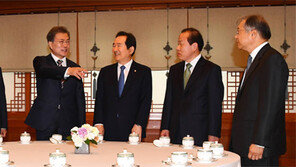 문재인 대통령 “안보위기 외부서 조성… 주도적 해결할 여건 안돼” 