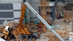 크레인 와르르… 14층 높이서 추락 근로자 3명 사망