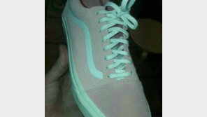 회색·청록색 VS 분홍색·흰색…사진 속 신발 색은?
