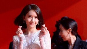 윤아, ‘부산국제영화제’서 단발 변신…“단연 돋보여” “단발도 저리 예쁘다니”