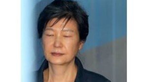 [종합]“증거인멸 우려” 박근혜 전 대통령 구속 연장…與野 입장차