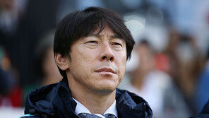 신태용 “왜 이런 사태가…” 김호곤 “그만 둘 때 아니다”