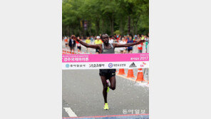 키프로티치 ‘대회 2연패’ 감동 질주