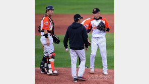 [조범현의 폴 인 베이스볼] 준PO 5차전…경험, 투수교체 타이밍에서 갈린 명암