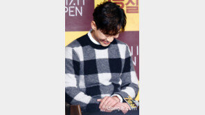 [동아포토]신하균 ‘칭찬에 고개숙인 하균신’