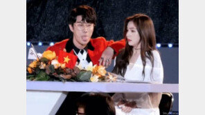 산이, 아이린 어깨에 팔 올리고 ‘메롱’…누리꾼 “무례·성희롱·팬 농락” 격분