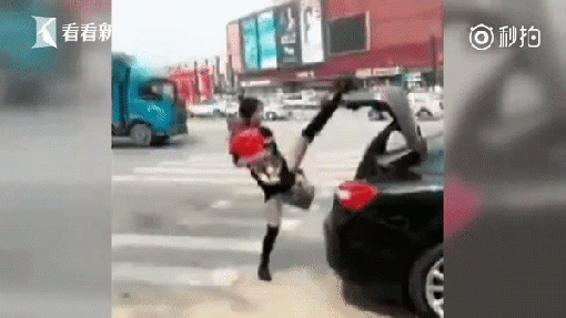 ‘다리로 자동차 트렁크 닫기’ 인증샷 올리기 열풍…롱다리 자랑질? 