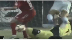 [영상]인니 골키퍼, 수비수와 출돌 후 사망…영상보니 ‘안타까워’