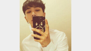 [#해시태그 컷] 눈에 하이라이트 준 이기광