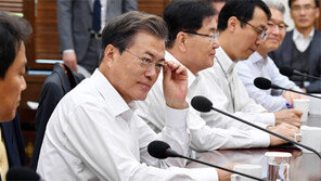 문재인 대통령 “법 못고치면 행정해석 바꿔서라도 근로시간 단축”