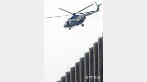 “깜짝이야” 비행 제한 광화문광장에 뜬 경찰 헬기