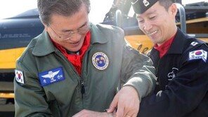 ‘서울 ADEX 2017’ 文 대통령, 공군 조종사에 ‘문재인 시계’ 선물
