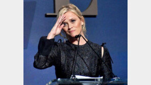 리즈 위더스푼 “16세 때 감독에 성폭행 당해…영화계·사회 바뀌어야”