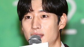 [동아포토]이제훈 ＂특별 심사위원 영광스럽습니다＂