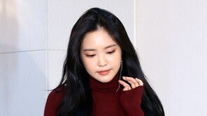 [동아포토]손나은 ‘캠퍼스 여신 등장’