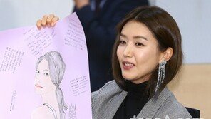 [동아포토]채정안 ‘후배들이 그린 얼굴 닮았나요?’