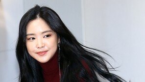 [동아포토]손나은 ‘모교에 나타난 캠퍼스 여신’