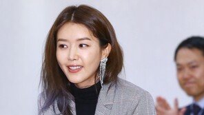 [동아포토]채정안 ‘모교 찾은 원조 캠퍼스 여신’