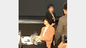  40세 원빈 근황 사진에 감탄 봇물…“법접 못할 외모…머리스타일은 거들뿐”