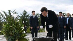 “당신을 사랑하는 못난 이낙연”…李총리, 봉하마을 참배