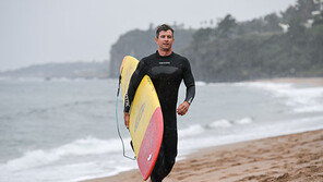 스콧, 제주바다서 서핑 망중한…데이, 해산물로 원기 충전