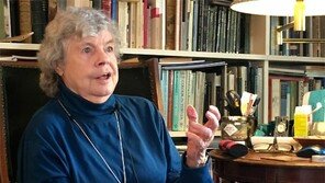 “한손으로 스푼 젓고, 다른 한손에 책들고 살았다”