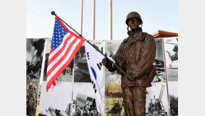 美2사단 동상 제막식 도중… 자리 박차고 나간 의정부시장 