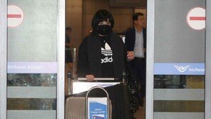 [화보]입국하는 에이미 ＂남동생 결혼식에 왔어요＂