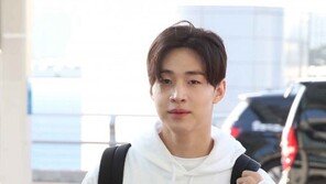 [동아포토]헨리의 공항패션.. 빛나는 캐주얼룩