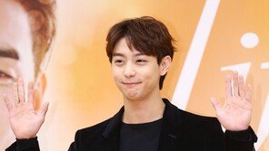 [동아포토]현우 ‘해맑은 양손인사’