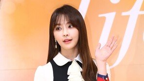 [동아포토]정유미 ‘청순한 손인사’