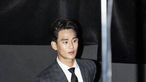 배우 김수현, 비공개 입대 결정…관계자 “군대, 조용히 가고 싶어해”