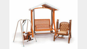 [공기업 감동경영]땅 구르지 않고 발판 밀면 흔들리는 ‘스윙벤치’