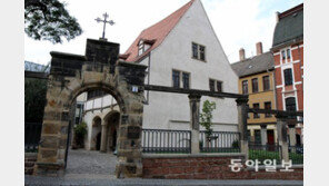 재판 받았던 곳에 ‘루터의 신발像’… 종교개혁 큰 걸음