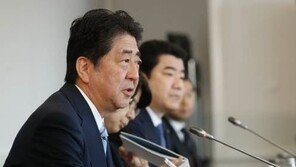아베 ‘전쟁 가능 국가’ 추진 동력 확보…日 63% “평화헌법 9조 바꾸지 마”