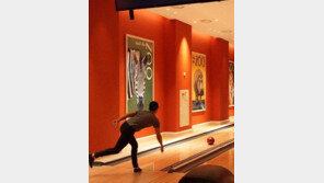 배우 김수현, 입대 전날 볼링장서 포착…사진 보니 ‘훈훈’