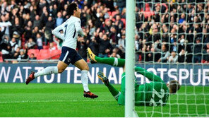 英 정론지 인디펜던트 “손흥민, 토트넘 ‘3-5-2’의 상징…파괴적 영향력” 