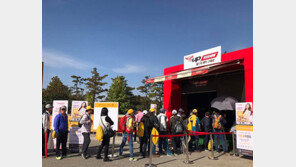 나도 선수들처럼…대회장서 샷 뽐내는 갤러리들