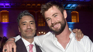 머리 깎고 망치대신 칼 든 토르 “몇시간씩 안꾸며 살것 같다”