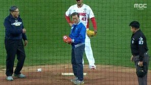 문재인 대통령, 한국시리즈 1차전 ‘깜짝’ 시구…야구팬들 열광적 환영