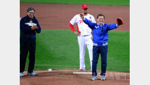 문재인 대통령 KS 1차전 깜작 시구