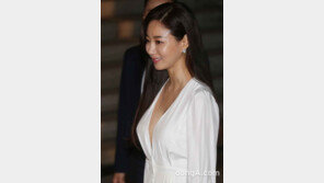 [동아포토]김사랑, 시선 강탈하는 파격 드레스