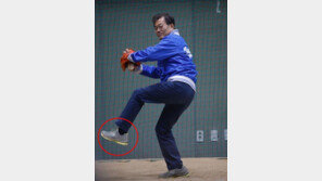 “문템, 또 하나 추가요”…문재인 대통령, 시구 운동화 ‘관심↑’